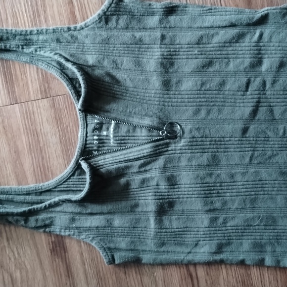 Green tank top - Picture 2 of 3